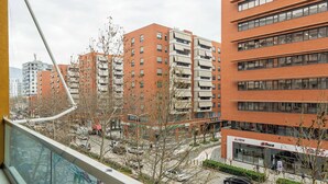 Un edificio de varios pisos con un espacio comercial en la planta baja.