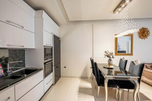Apartamento, 2 habitaciones, balcón | Cocina privada | Frigorífico, horno, placa de cocina y hervidor eléctrico