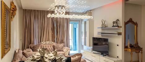 Appartamento, 2 camere da letto, balcone | Soggiorno | TV a schermo piatto 42 pollici con canali satellitari
