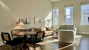 Una Smart TV, libros