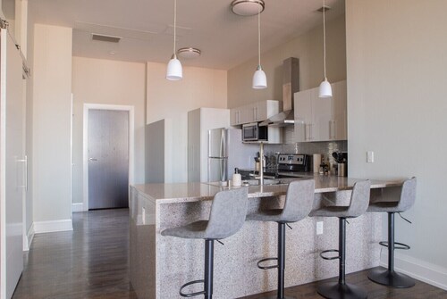 Downtown Luxe 2BR Loft Apt | Sleeps 7 | Walkable