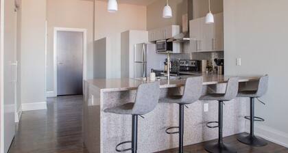 Downtown Luxe 2BR Loft Apt | Sleeps 7 | Walkable