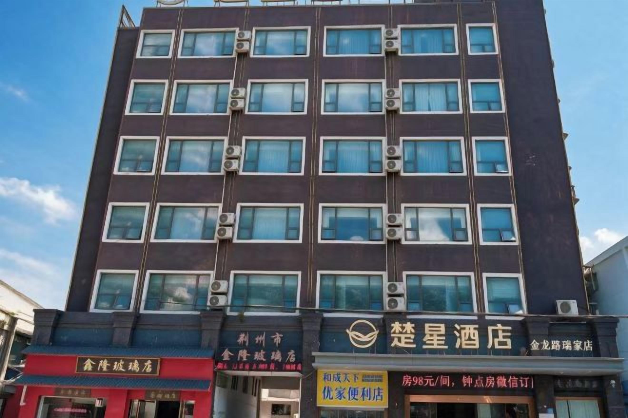Un hôtel à plusieurs étages, avec plusieurs boutiques situées au rez-de-chaussée.