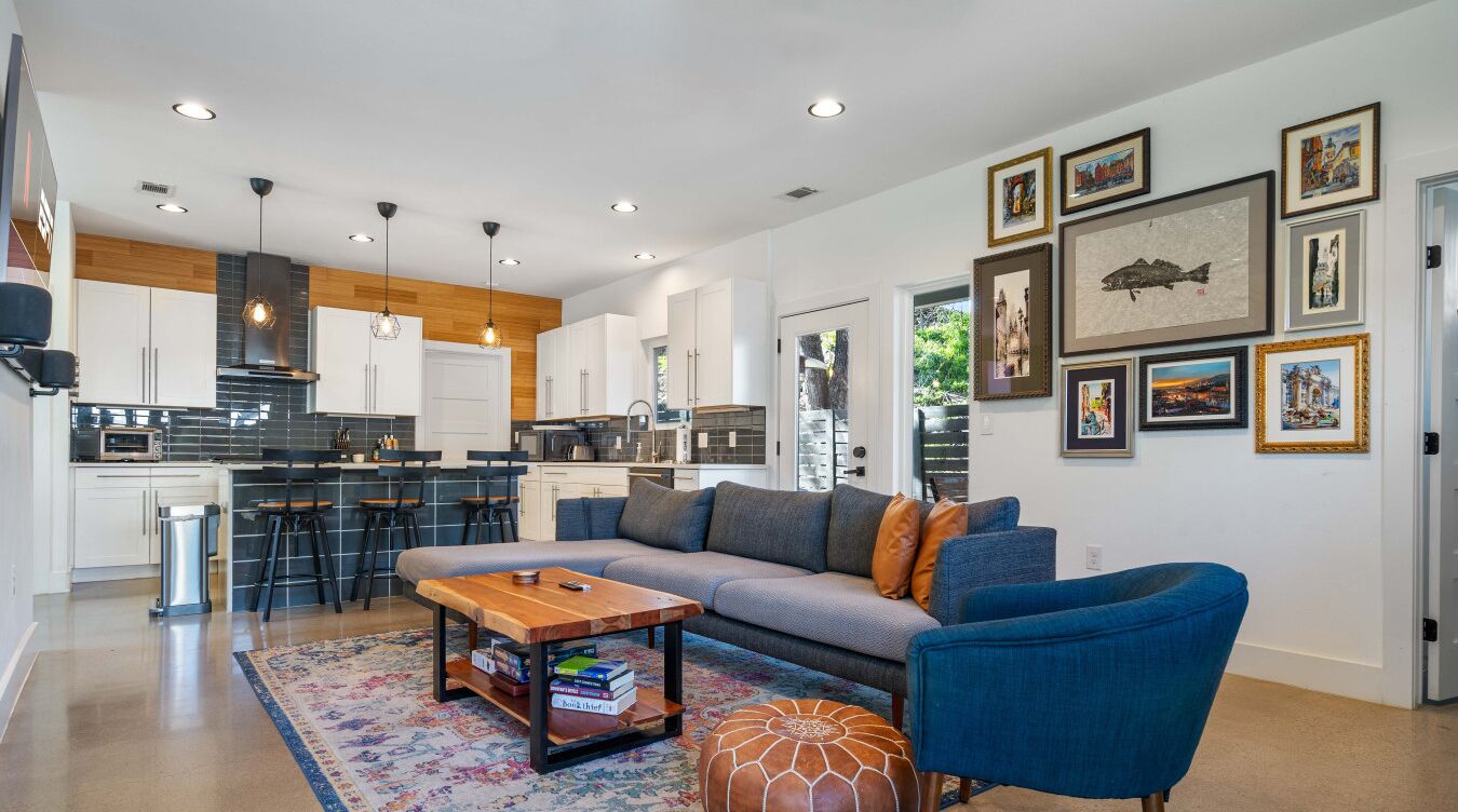 Een smart-tv, boeken en een computerscherm