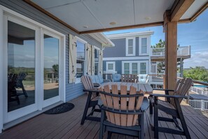 Outdoor dining - Lily's Pad: Coastal Cottage with Pool, Spa (Oak Island)