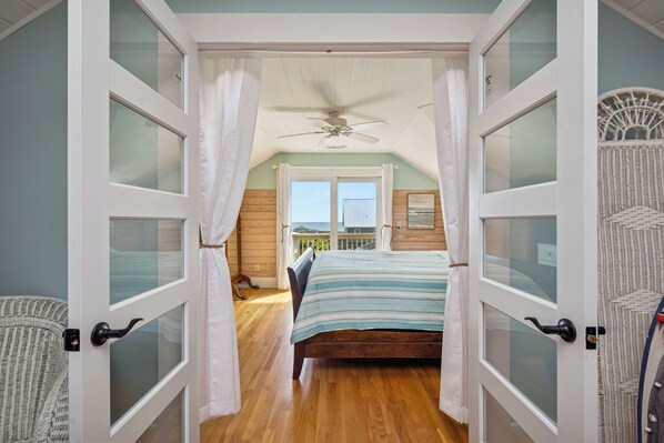 4 habitaciones, tabla de planchar con plancha, internet y ropa de cama 