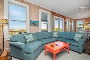 Fernseher, Kamin, DVD-Player, Bücher