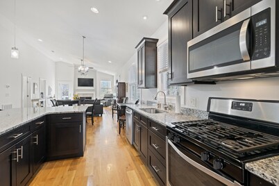 Large, Chef's Kitchen! Walk to Downtown, Breweries & the new Ecusta Trail