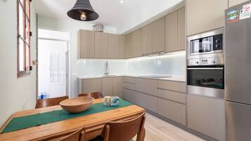 Een koelkast, een magnetron, een oven, een kookplaat