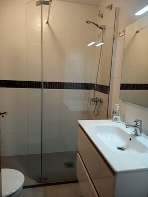 Douche, sĂšche-cheveux, savon, shampoing