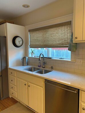 Fridge, oven, dishwasher, coffee/tea maker