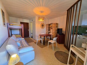 Living area - Studio for 4 people 100m from the beach and 1 min walk from the town center (Saint-Palais-sur-Mer)