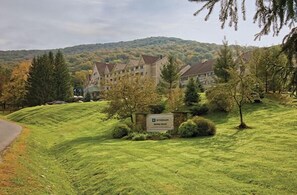 Property grounds - Bentley Brook the perfect home base for exploring nearby Berkshire County (Hancock)