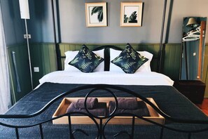 6 bedrooms, iron/ironing board, travel cot, WiFi