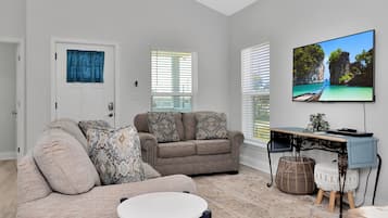 House, 2 Queen Beds (Sea La) | Living area
