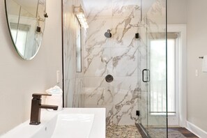 Casa, varias camas (Treetops) | Baño