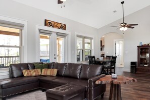 Casa, 2 camas Queen size (Treetops) | Área de sala de estar