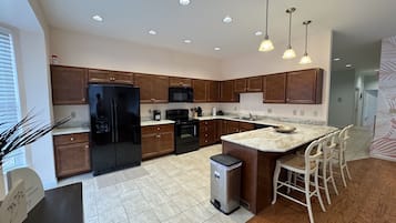 Mikrovågsugn, ugn, spishäll och diskmaskin