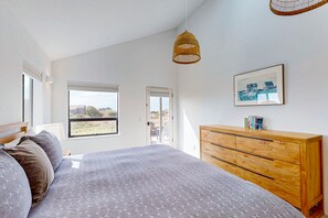 3 bedrooms, iron/ironing board, internet, bed sheets - Dog-friendly, Ocean View Home with a Private Hot Tub & Shared Pools-Near Beach (Sea Ranch)