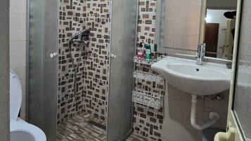 Apartment, 2 Bedrooms | Bathroom | Shower, towels