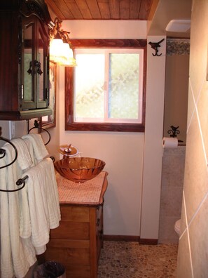Shower, jetted bath, hair dryer, towels