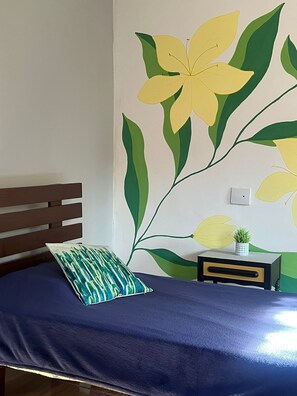 Escritorio, cortinas blackout y wifi gratis 