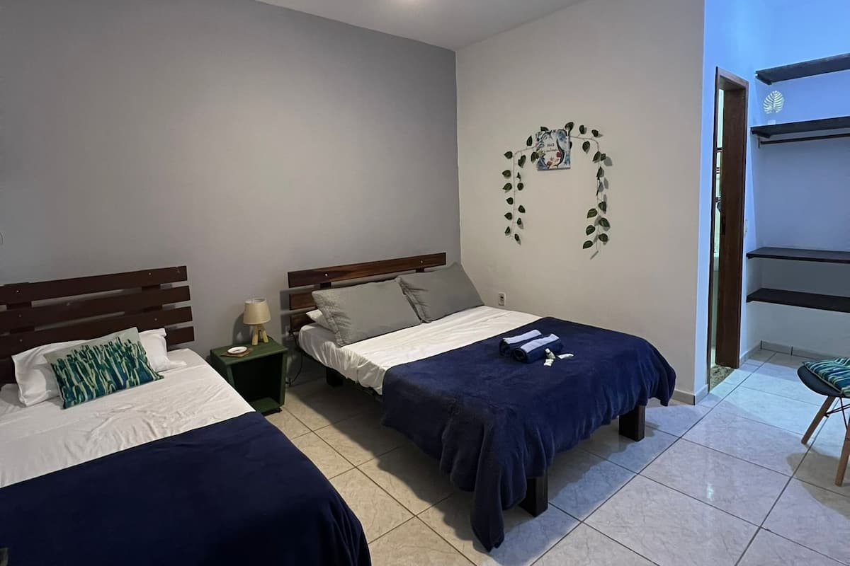 Quarto triplo standard | Escrivaninha, cortinas blackout, Wi-Fi de cortesia