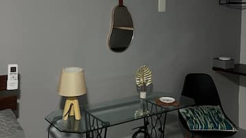 Escritorio, cortinas blackout y wifi gratis