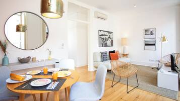 Bairro Alto 26 - Apartamento T2 | Living area | TV