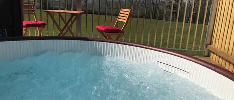 Tina de hidromasaje al aire libre