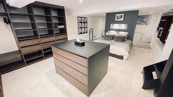 Une chambre à coucher moderne avec un lit, une table de chevet et une armoire intégrée.