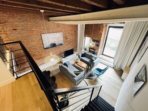TV - Exceptional T3 with terrace in hypercentre (Toulouse)