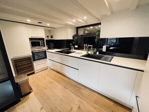 Coffee/tea maker, fridge, microwave, oven - Exceptional T3 with terrace in hypercentre (Toulouse)