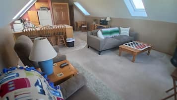Smart TV, fireplace, stereo