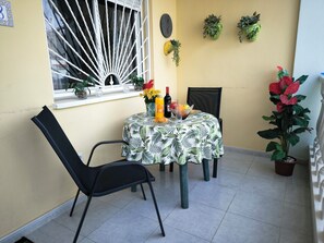 House, 3 Bedrooms, Balcony, Garden View | Dining room
