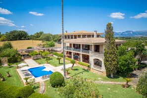 A two-story house with a large balcony, a swimming pool, and a well-maintained garden. - Finca with pool Son Tomasset in Majorca (Costitx)