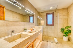 Shower, hair dryer, towels - Finca with pool Son Tomasset in Majorca (Costitx)
