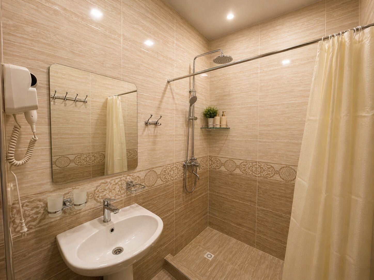 Chambre Double Standard | Salle de bain | Sèche-cheveux, chaussons, serviettes fournies, savon