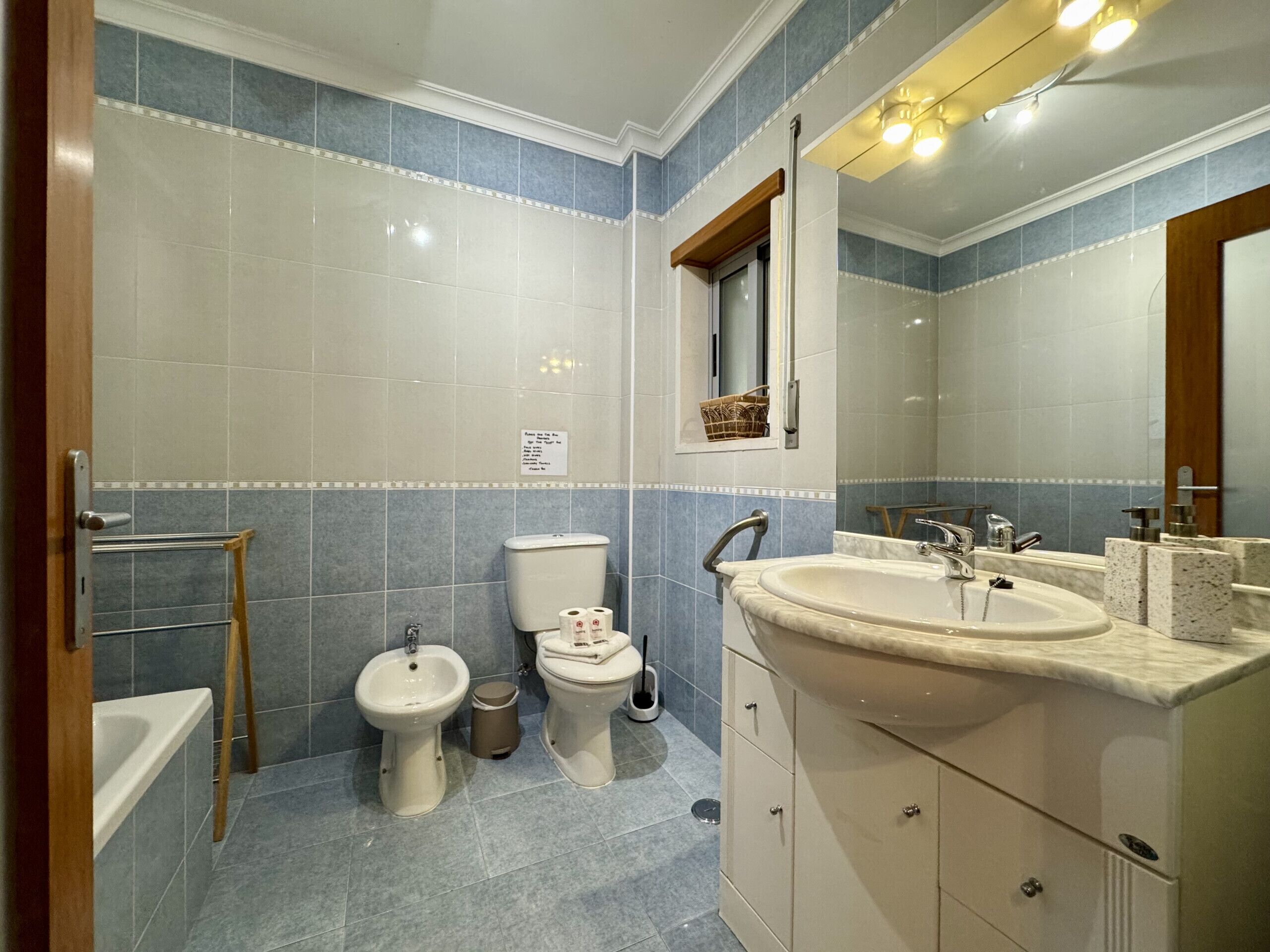 Een haardroger, handdoeken