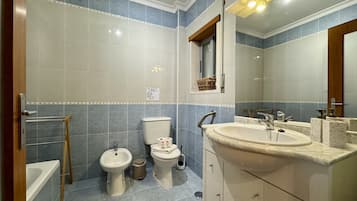 Een haardroger, handdoeken