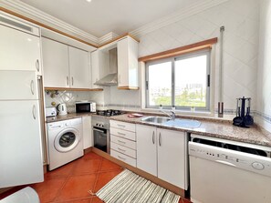 Een koelkast, een magnetron, een oven, een vaatwasser