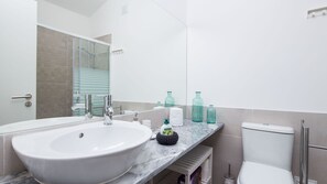 Hair dryer, towels, toilet paper - Designer Flats in Lapa - Varanda do Tejo (Lisbon)