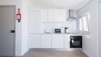 冰箱、微波炉、烤箱、炉灶