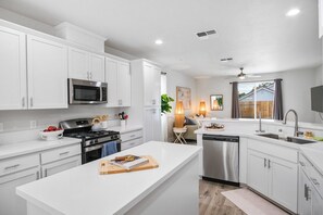 Frigorifero, microonde, forno, piano cottura