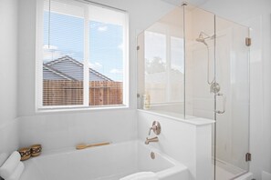 Hair dryer, towels, soap, shampoo - Modern, Pet Friendly, Close 2 Shops & Restaurants! (Citrus Heights)