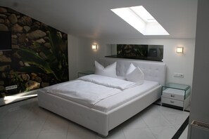 In-room safe, soundproofing, iron/ironing board, free WiFi