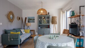 Una sala moderna con un sofá, una mesa de comedor y una televisión.