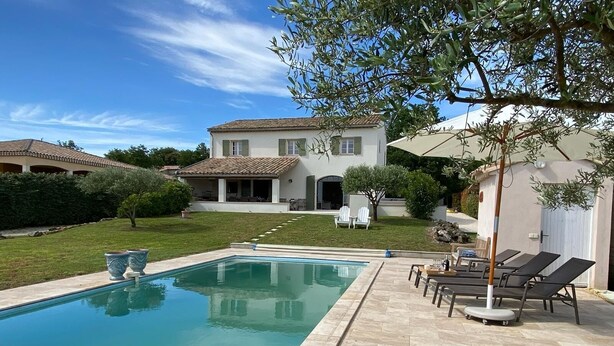 A swimming pool with lounge chairs and a patio area. - Maison Roquebeauresse - Piscine privée (Pougnadoresse)