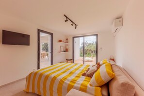 4 bedrooms, iron/ironing board, free WiFi, bed sheets