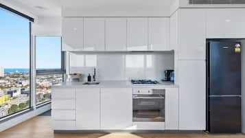 Refrigerador, microondas, horno y parrilla de estufa